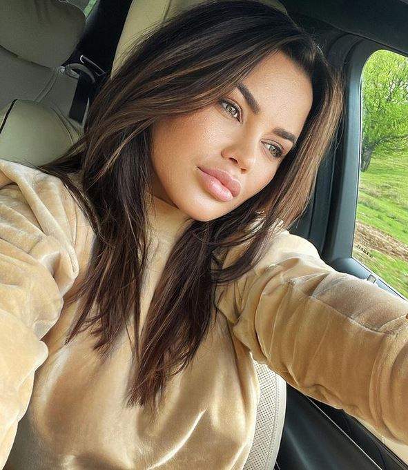 Carmen de la Sălciua își face un selfie din mașină, privește într-o parte și poartă o bluză crem.