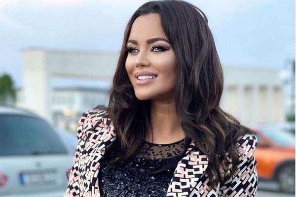 Carmen de la Sălciua, ținta criticilor după ce s-a afișat într-o rochie decoltată și transparentă:  „Asta-i tot ce poți, să îți arăți...” / FOTO