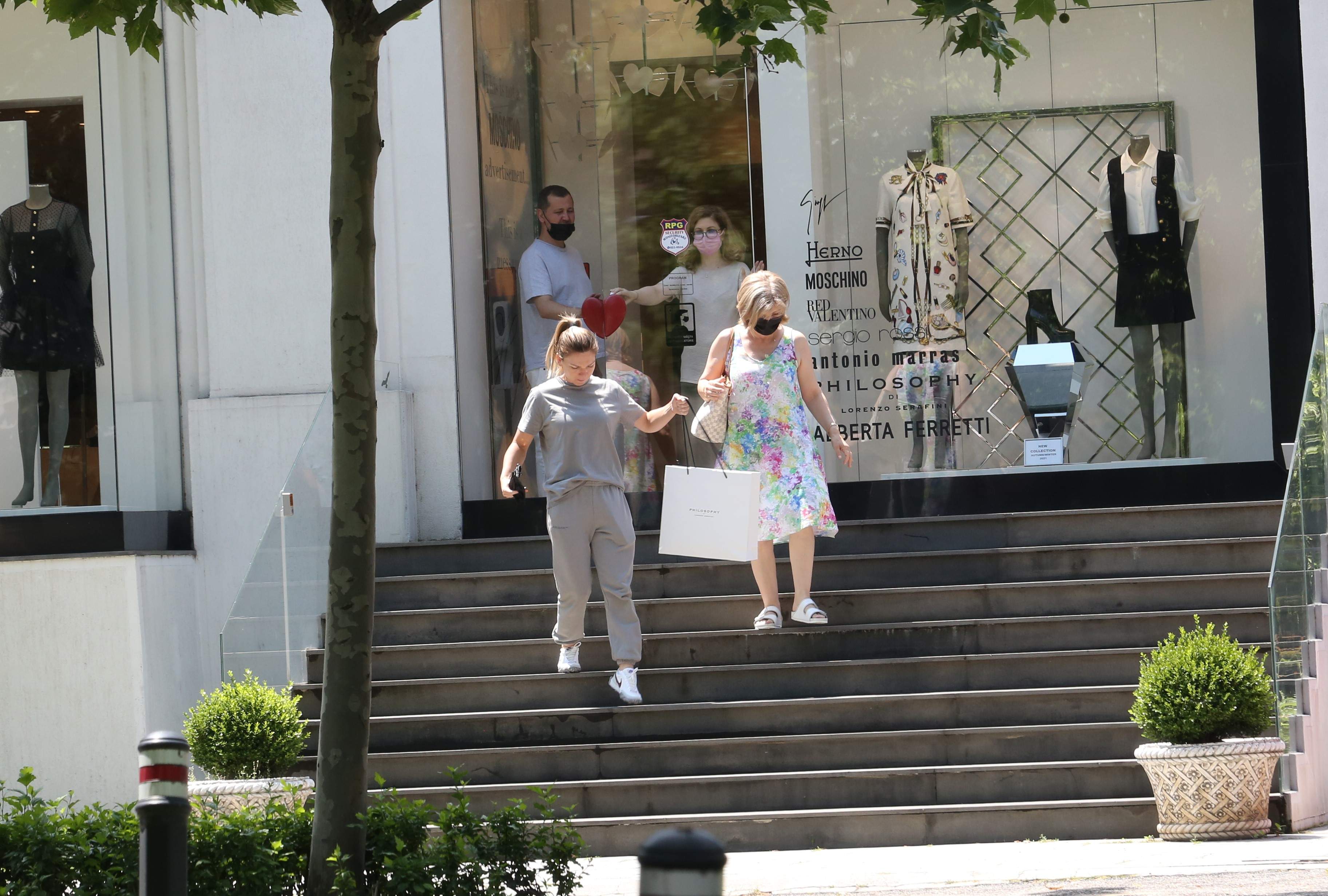 Simona Halep își răsfață mama de fiecare dată când are ocazia. Campioana nu uită de unde a plecat, dar nici unde a reușit să ajungă / PAPARAZZI