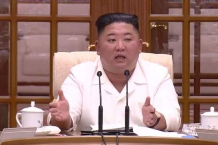Kim Jong-u într-o conferință de presă