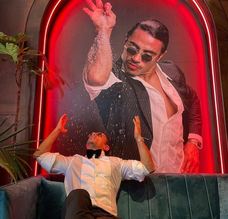 Cine este Salt Bae, bucătarul devenit celebru pentru felul în care pune sare în mâncare. Excentricul chef Nusret Gökçe a fost sărac, are 13 copii, dar este burlac