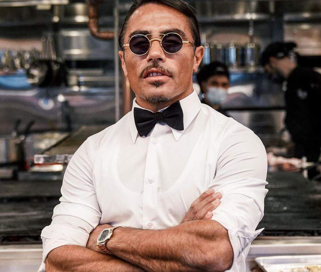 Cine este Salt Bae, bucătarul devenit celebru pentru felul în care pune sare în mâncare. Excentricul chef Nusret Gökçe a fost sărac, are 13 copii, dar este burlac