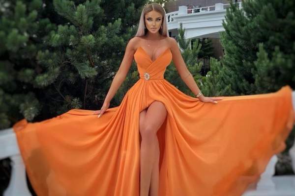 Bianca Drăgușanu, surprinsă din nou cu un buchet imens de trandafiri! Cine se află în spatele acestor gesturi repetate?