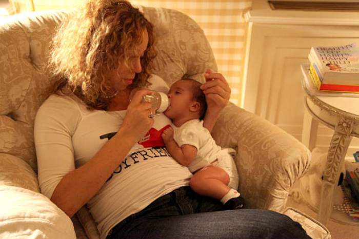 Legea alăptatului a fost adoptată. Ce sancțiuni se aplică celor care discriminează mamele ce își hrănesc copiii în public