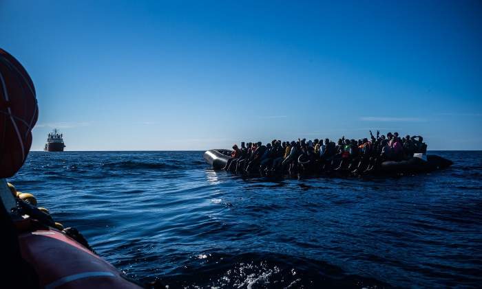 O fetiță afgană a fost salvată de polițiștii români din Marea Mediterană. Imaginea care a impresionat o lume întreagă / FOTO