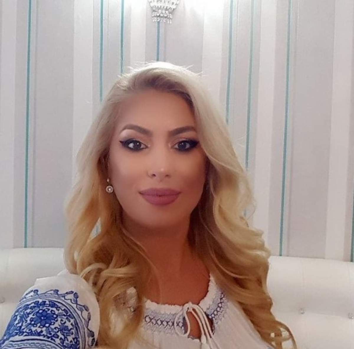 Ornela Pasăre, lângă colecția ei de costume populare