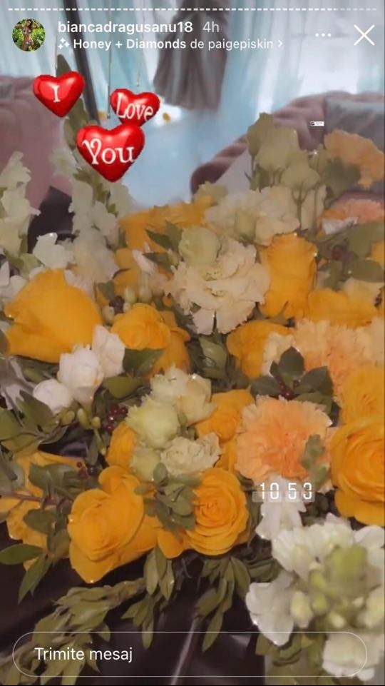 Bianca Drăgușanu a postat pe Instagram o poză cu florile pe care le-a primit. Sunt oranj și albe, într-un buchet.