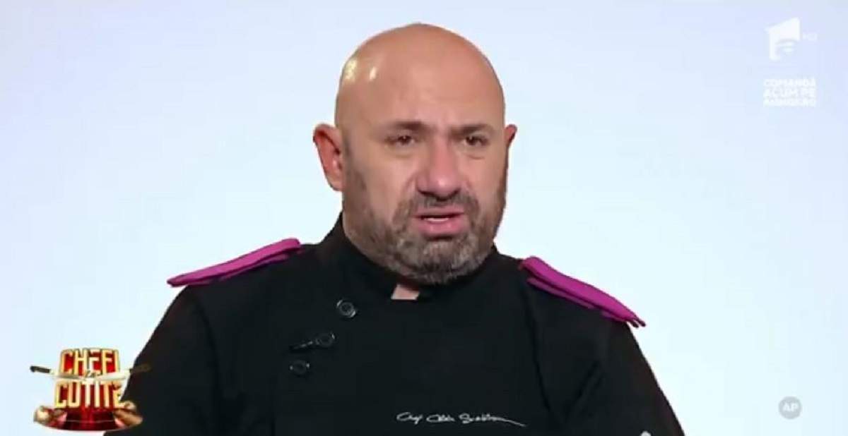 Cătălin Scărlătescu poartă o uniformă neagră de bucătar. Juratul dă un interviu la Chefi la cuțite.