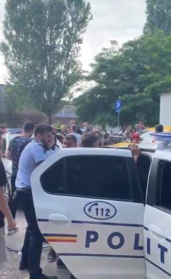 Polițiștii au încătușat cu forța mai mulți tineri care făceau grătar. Sute de oameni din Ferentari au ieșit revoltați în stradă / FOTO