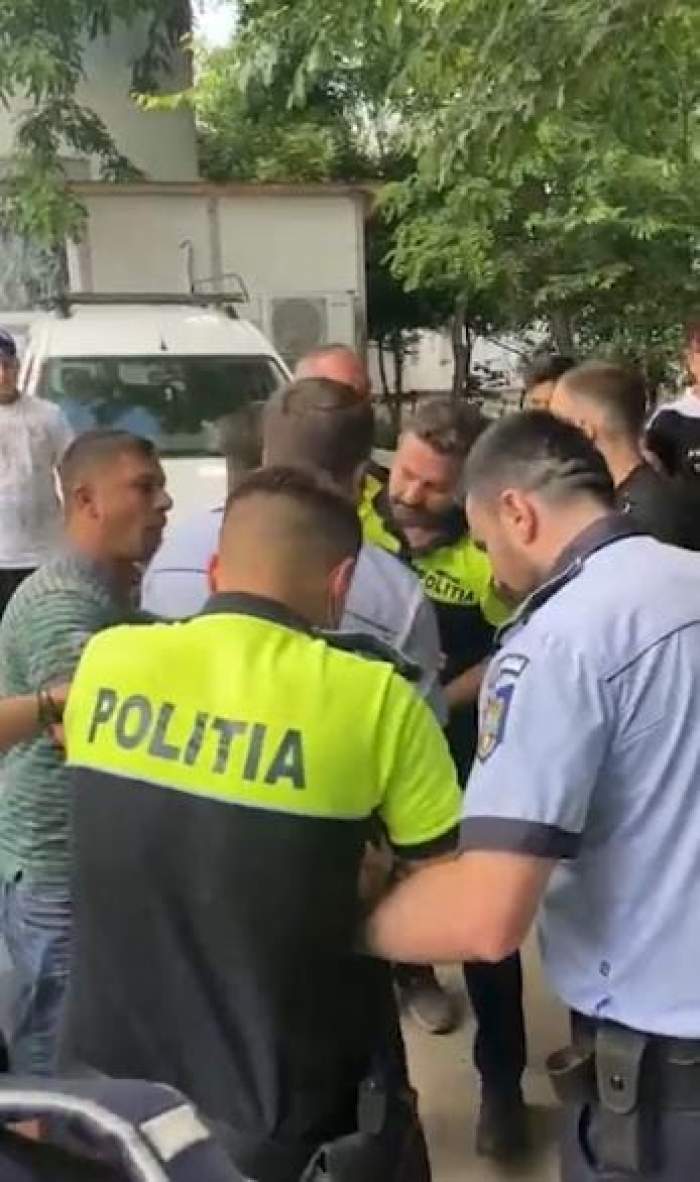 Polițiștii au încătușat cu forța mai mulți tineri care făceau grătar. Sute de oameni din Ferentari au ieșit revoltați în stradă / FOTO