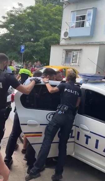 Polițiștii au încătușat cu forța mai mulți tineri care făceau grătar. Sute de oameni din Ferentari au ieșit revoltați în stradă / FOTO