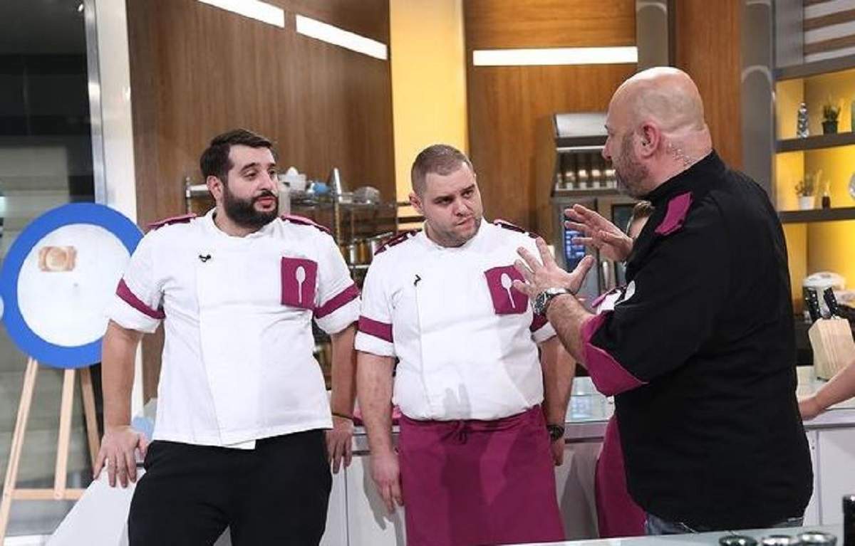 Enzo și Alex Bădițoaia poartă uniforme albe cu mov, de bucătar și-l ascultă pe Cătălin Scărlătescu. Toți trei sunt la chefi la cuțite.