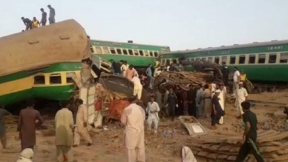 Două trenuri express s-au ciocnit în sudul Pakistanului. Sunt peste 30 de morți