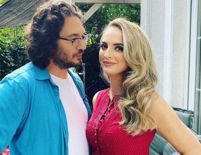 Florin Dumitrescu și soția lui, Cristina într-o poză de cuplu. El poartă tricou alb, iar pe deasupra are o cămașă bleu, iar ea poartă rochie roz.