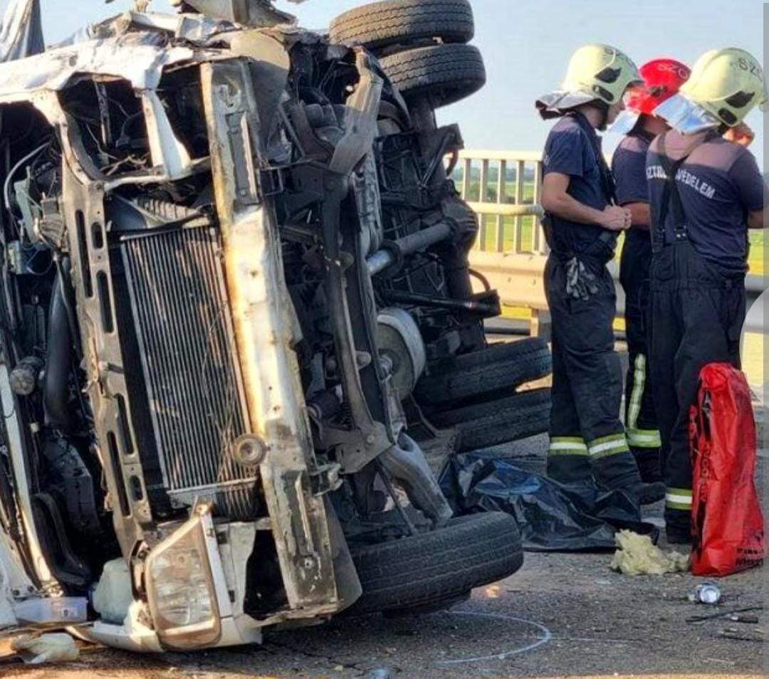 Șoferul unui TIR din România a lovit un microbuz pe o autostradă din Ungaria. Sunt 3 morți și 13 răniți / FOTO