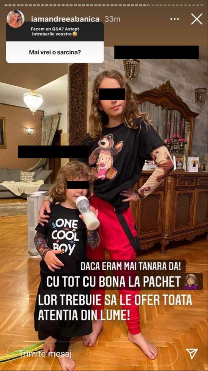 Copiii Andreei Bănică. Sofia poartă bluză neagră și pantaloni roșii, iar micuțul Noah poartă un trening negru și bea din biberon.