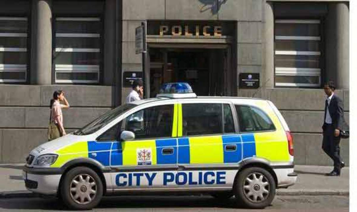 Doi polițiști români din Regatul Unit au fost amenințați cu concedierea după ce au venit un weekend în România. De ce au ajuns să fie judecați în instanță