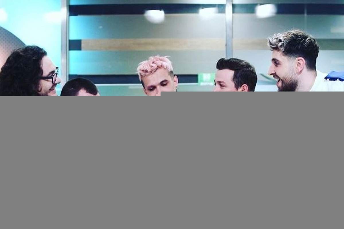 Florin Dumitrescu a explicat public de ce l-a salvat pe Keed de la eliminare la Chefi la cuțite Florin Dumitrescu e în bucătăria Chefi la cuțite alături de concurenții din echipa sa, cea albastră. Toți trei zâmbesc și-și țin mâinile unul peste altul.