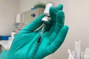 Farmacist condamnat la 3 ani de închisoare după ce a încercat să altereze sute de doze de vaccin anti-COVID-19