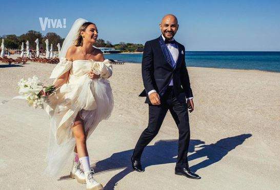 Alexandra Stan și Emanuel, în ziua nunții, pe plajă.