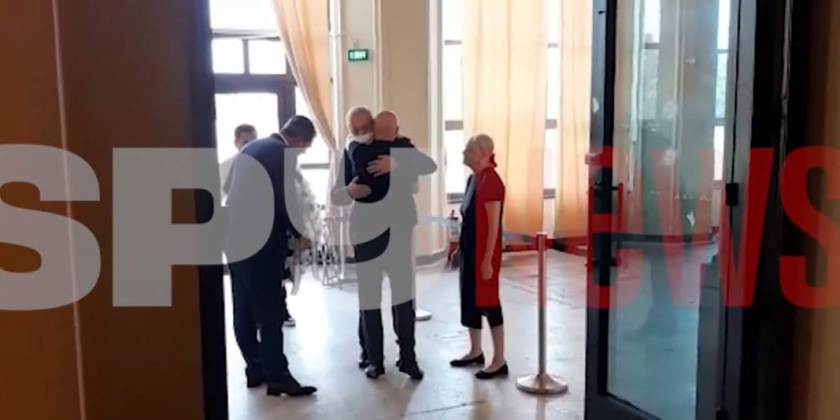 Vasile Dancu și Radu Popa, ultim omagiu pentru Florin Condurățeanu! Politicienii i-au adus o coroană impresionantă regretatului jurnalist / VIDEO
