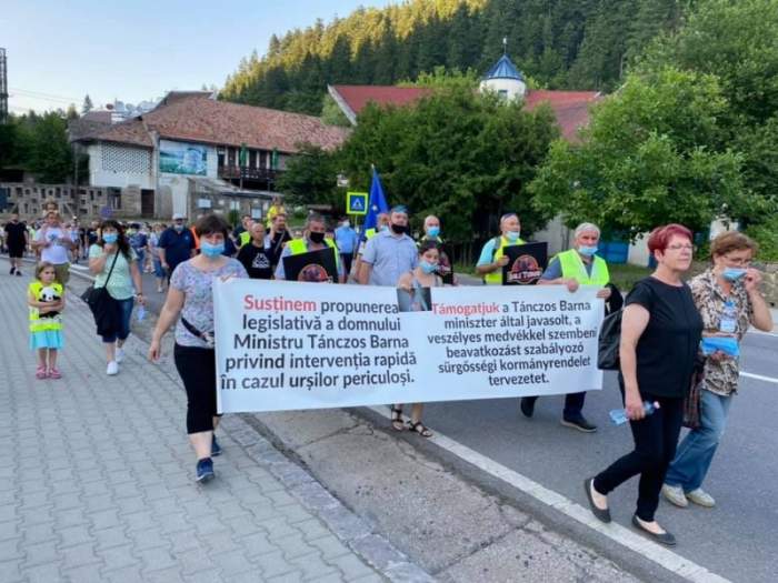 Sute de oameni au protestat în Tușnad. Localnicii, nemulțumiți de urșii care coboară în oraș / FOTO