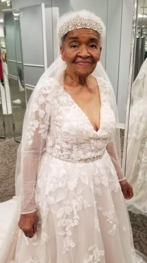 A îmbrăcat rochia de mireasă, pentru prima dată, la 94 de ani. Femeia și-a împlinit visul din tinerețe / FOTO