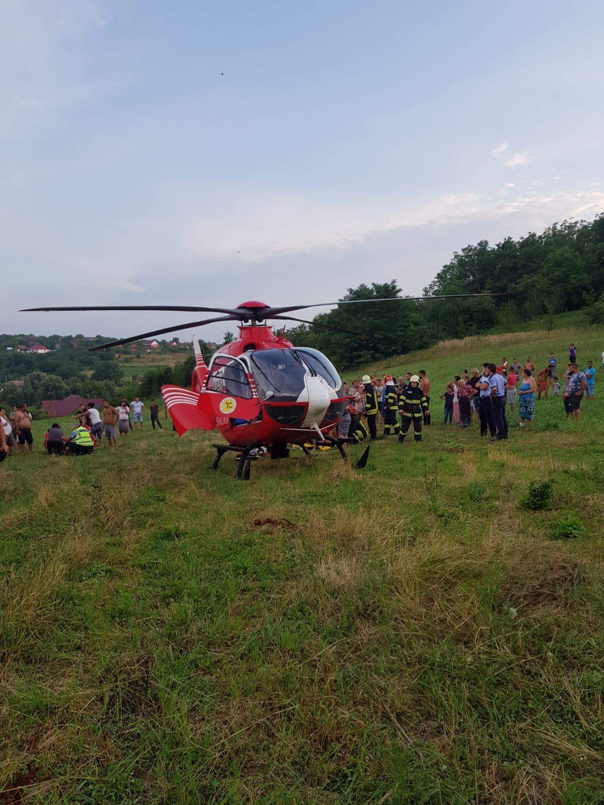 Tragedie în Satu Mare! Un copil de numai un an a murit, după ce maşina în care se afla cu părinţii săi s-a răsturnat