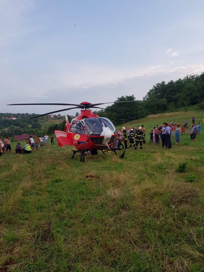 Tragedie în Satu Mare! Un copil de numai un an a murit, după ce maşina în care se afla cu părinţii săi s-a răsturnat