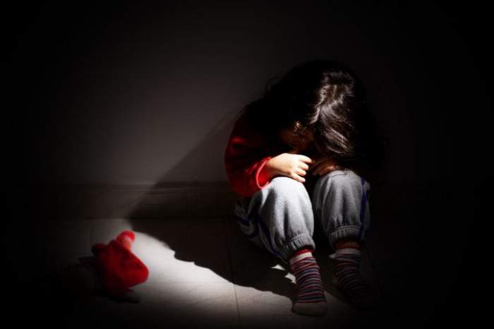 Caz cutremurător la Ploiești! O fetiță de 10 ani a fost agresată de 4 băieți într-o toaletă publică