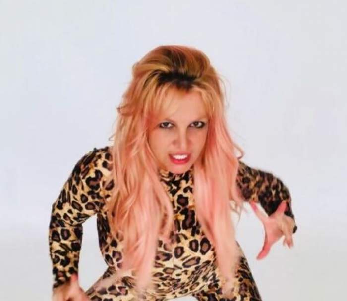 Britney Spears în timp ce dansează