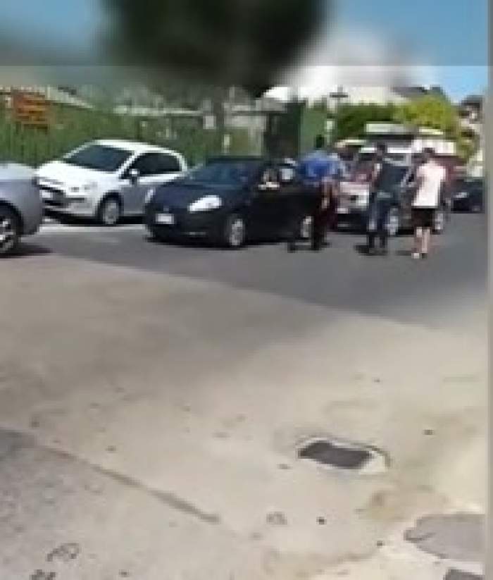 Un român drogat a călcat cu mașina doi polițiști din Italia. În încercarea de a fugi, a intrat într-un stâlp / VIDEO