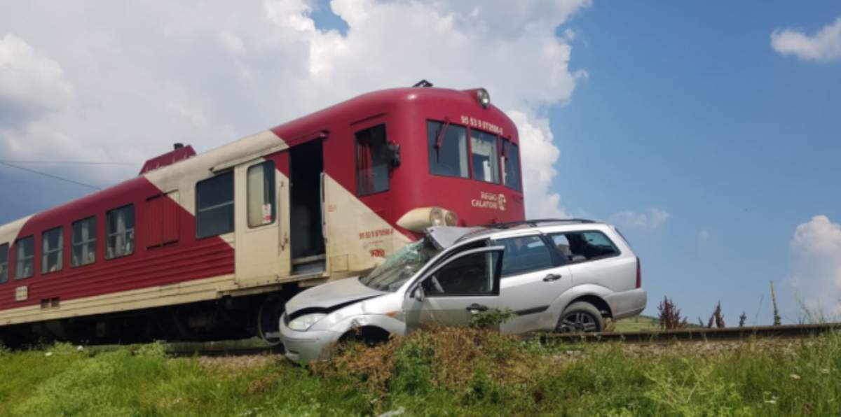 Un bărbat din Iași a sărit din mașină înainte să fie spulberat de tren, dar și-a lăsat soția în urmă. Ce a pățit femeia