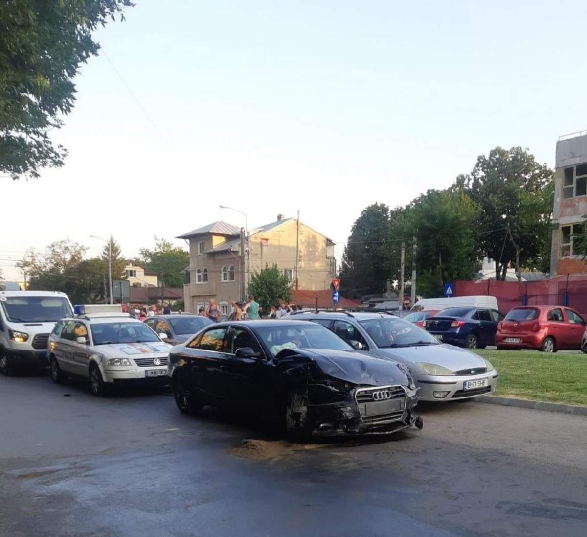 Accident îngrozitor în sectorul 5 al Capitalei! O victimă a rămas încarcerată, iar alte patru au fost transportate la spital / FOTO