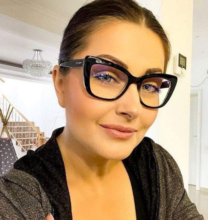 Gabriela Cristea își face un selfie. Vedeta poartă ochelari de vedere și o bluză gri cu negru.