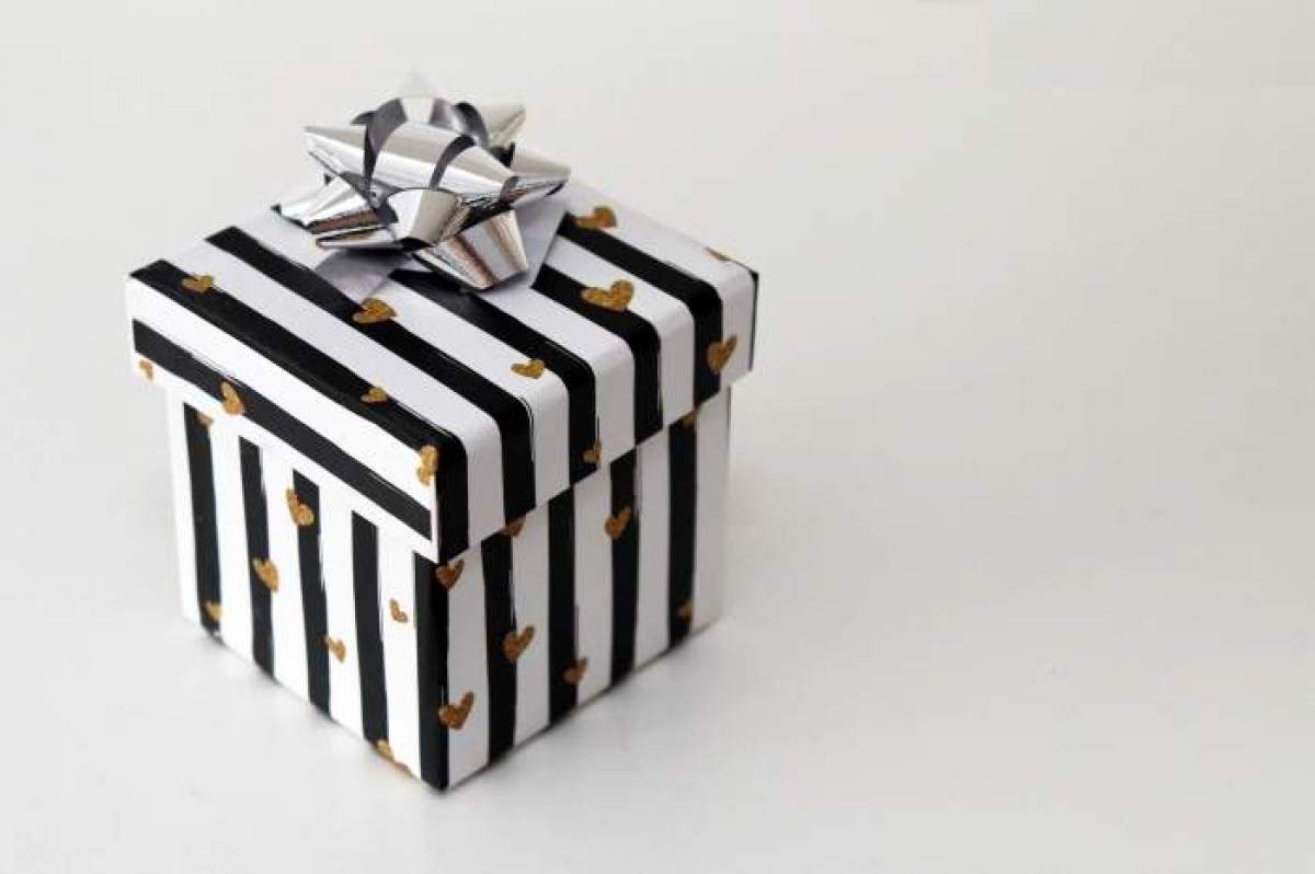 O cutie de cadou alb-negru