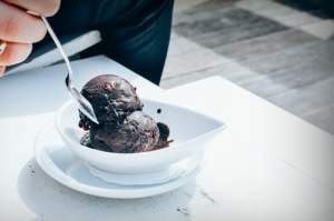 Rețeta de înghețată cu ciocolată a lui chef Adi Hădean. O variantă mai sănătoasă și mai deliciosă decât cea din comerț