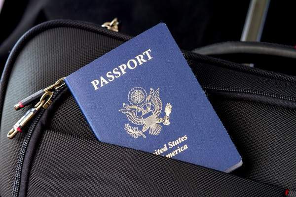 Un pașaport ținut în buzunarul unei genți