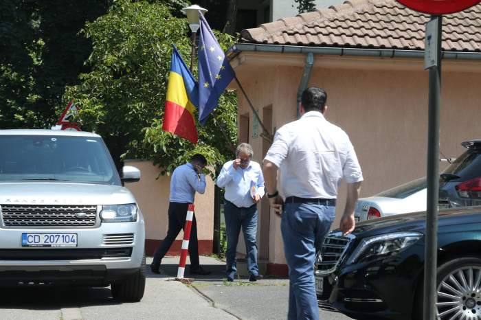 Nicolae Badea se poate baza în orice moment pe angajații lui. Afaceristul, surprins în timp ce este „răsfățat” de șoferul său / PAPARAZZI