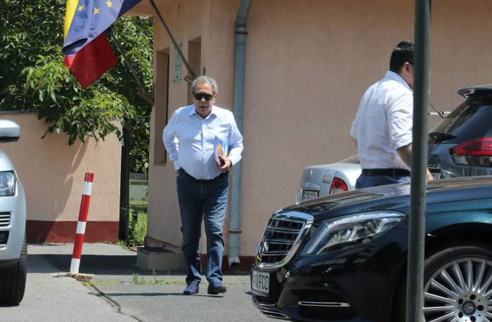 Nicolae Badea se poate baza în orice moment pe angajații lui. Afaceristul, surprins în timp ce este „răsfățat” de șoferul său / PAPARAZZI