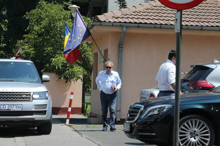 Nicolae Badea se poate baza în orice moment pe angajații lui. Afaceristul, surprins în timp ce este „răsfățat” de șoferul său / PAPARAZZI