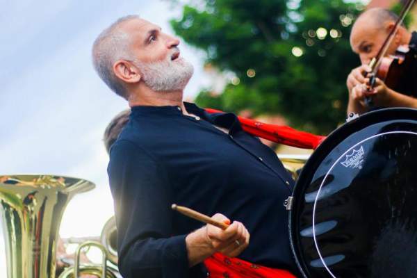 La ce umilințe a fost supus Damian Drăghici înainte să devină celebru. „Omul-orchestră” a povestit cu lacrimi în ochi: „Aruncau cu apă pe mine”