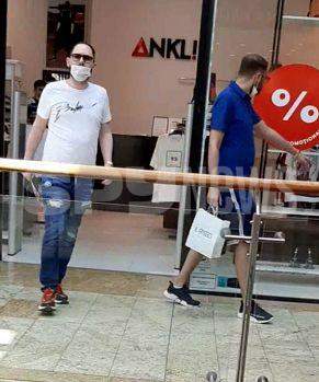 Andrei Versace și amicul său ies dintr-un magazin din mall