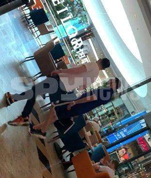 Andrei Versace și un amic se plimbă prin mall