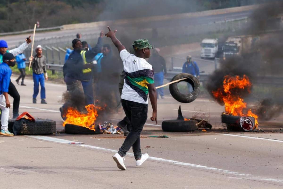 Peste 72 de morți în urma protestelor izbucnite în Africa de Sud din cauza arestării fostului președinte. Armata a ieșit în stradă