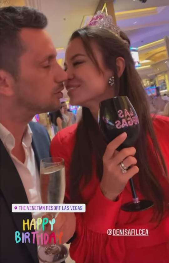 Denisa Hodișan și Flick, eleganți, se sărută