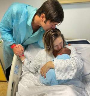 Primele imagini cu băiețelul Adelei Popescu. Vedeta a ieșit din spital și îl duce pe noul mebru al familiei acasă / VIDEO