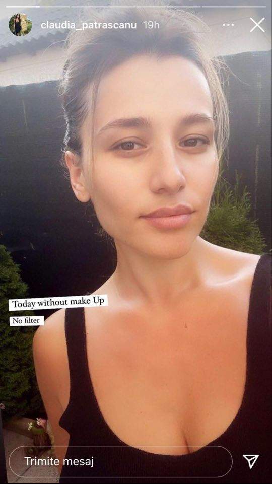 Claudia Pătrășcanu își face un selfie nemachiată și poartă un maiou negru, decoltat.