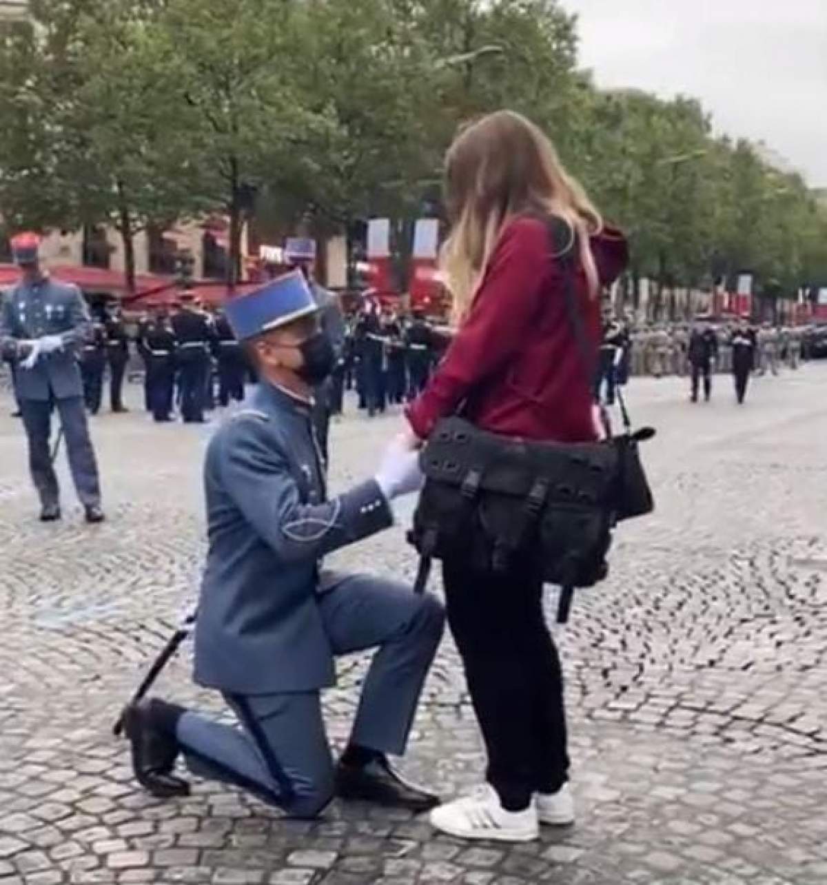 Un soldat francez și-a cerut iubita în căsătorie în timpul paradei de Ziua Națională a Franței. Cum a reacționat tânăra
