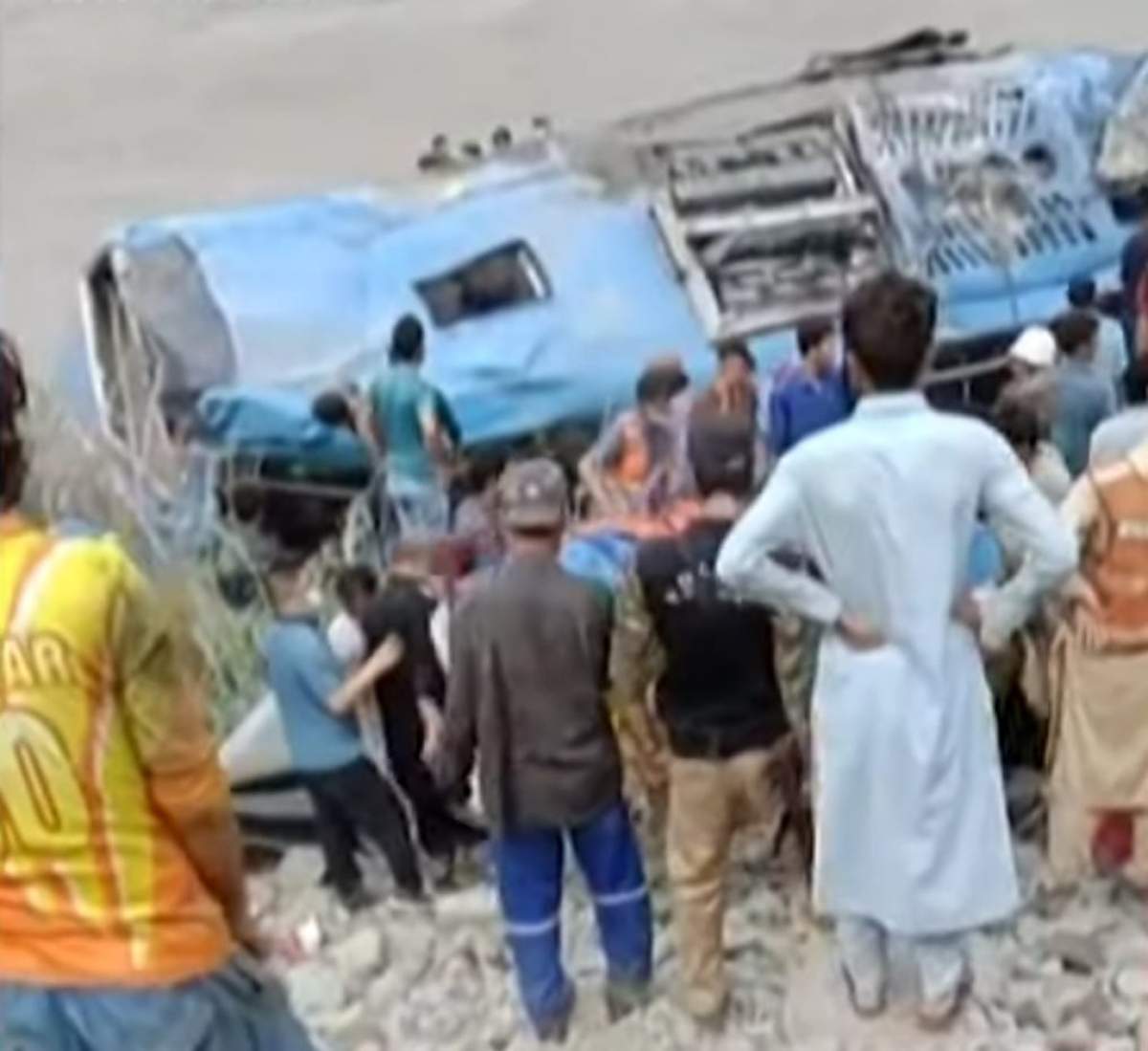 Scene de groază în Pakistan, după ce un autobuz plin cu persoane a explodat. Bilanțul anunță 13 morți în acest moment